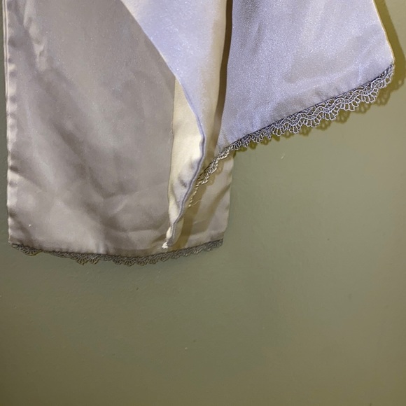 Light gray silky scarf - Picture 3 of 5